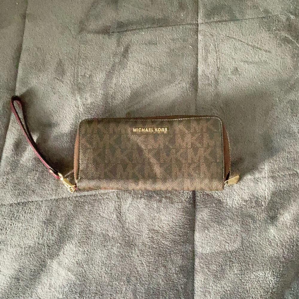 Pre owned real Michael Kors wallet!